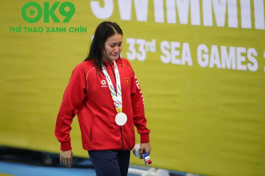 Mỹ Tiên đi thẳng vào phòng thay đồ